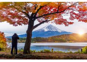 秋季季节和富士山在Kawaguchiko湖日本_10695695