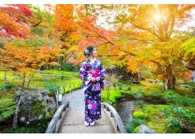 穿日本传统和服的亚裔妇女在秋天公园京都_10695562