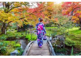 穿日本传统和服的亚裔妇女在秋天公园京都_10695565