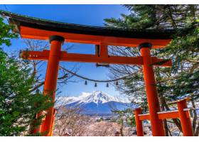 红色杆和富士山在日本_10824532