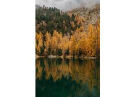 盖湖和低飞的云彩覆盖着五颜六色的秋天叶子_15671301