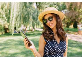 樣式婦女照片走在夏天公園佩帶的夏天帽子和_13416026