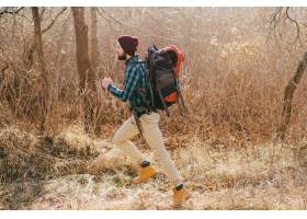 旅行与背包的凉快的行家人在秋天森林里戴着_17245082