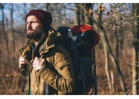 旅行与背包的年轻行家人在秋天森林里穿温暖_17245291