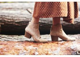 妇女靴子在秋季森林里_15750110