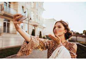 使用电话的精制白种人少妇为selfie在秋天天_11935543