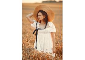 一件白色礼服的美丽的女孩秋天领域的妇女_10164657