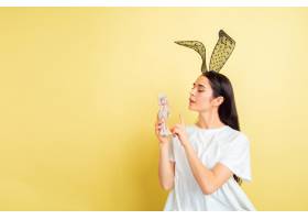 有明亮的情感的复活节兔子妇女在黄色_13766295