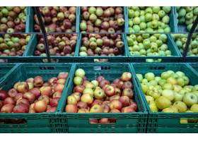 在板条箱的新鲜的自然苹果在超级市场柜台