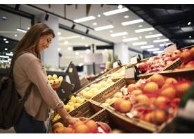 女性买的果子在超级市场