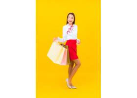 有购物袋和信用卡的画象美丽的年轻亚裔妇女_14890135