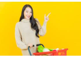 画象美丽的年轻亚裔妇女微笑与从超级市场的_15141461