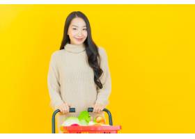 画象美丽的年轻亚裔妇女微笑与从超级市场的_15141449