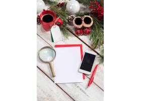 空白的纸片在木桌上的与笔电话和圣诞节装