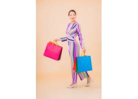 有五颜六色的购物袋的画象美丽的年轻亚裔妇_13399924