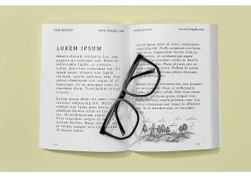 顶视图打开书模拟戴着眼镜