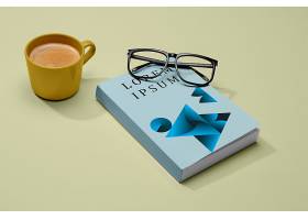 高角度书模拟戴着眼镜和咖啡