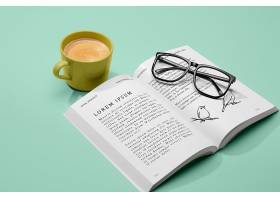 高角度开放的书模拟与咖啡和眼镜