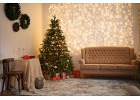 舒适的沙发和装饰圣诞树的节日室内免费照片