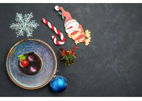 顶视图美味芝士蛋糕与草莓和巧克力盘子圣诞