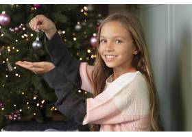 小女孩装饰圣诞树免费照片