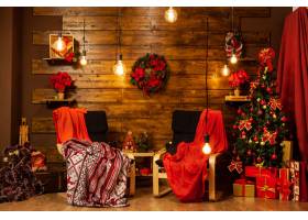 圣诞家居设计与美丽的圣诞树舒适的夜晚