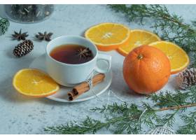 圣诞桌上放着有机橙子的新鲜香茶免费照片