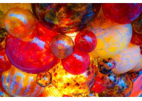 市场上圣诞装饰用玻璃红球的低角度拍摄