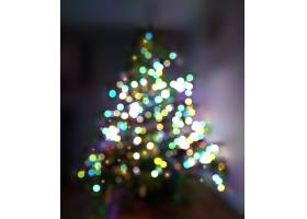带有散焦树和灯光的圣诞节背景