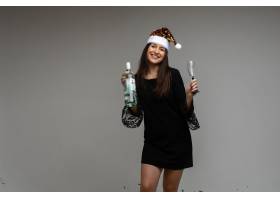 戴着节日面具的年轻女孩带着礼物和一瓶葡_18689449