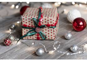 圣诞背景与礼品盒球在树上和波基灯免费