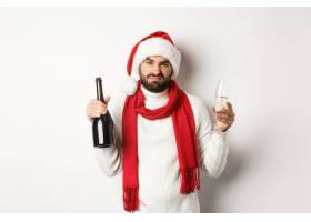 圣诞派对和节日概念戴着圣诞老人帽和围巾