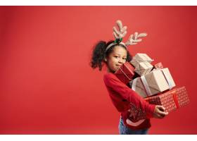 非洲女孩肖像携带圣诞礼物堆免费照片