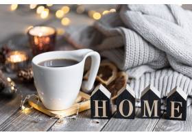 舒适的冬季构图包括一杯茶装饰词家
