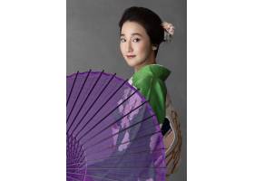 带紫色雨伞的漂亮日本模特