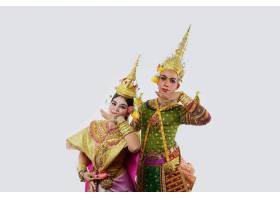 泰国戴着面具在灰色舞台上跳舞具有独特服