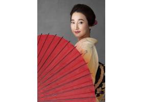 漂亮的日本模特带着一把红伞