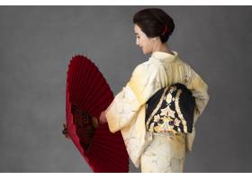 漂亮的日本模特带着一把红伞_19184941
