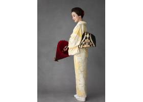 漂亮的日本模特带着一把红伞_19184942