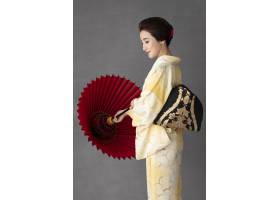 漂亮的日本模特带着一把红伞_19184945